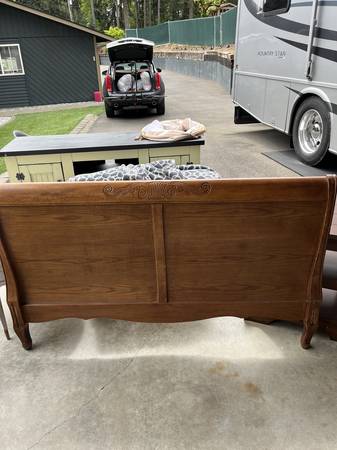 Solid Red Oak Queen Size Sliegh Bed.... 1