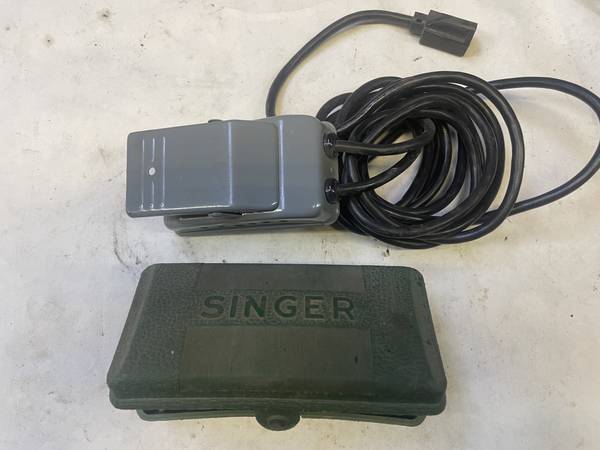 SINGER Buttonholer Sewing Machine Attachment + Foot Control--E13 1