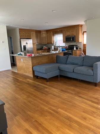 $3,300 / 3br - 3 dormitorios cerca del LIRR, cocina reformada con lavavajillas, microondas, electrodomésticos de acero, piso de madera, entrada para automóvil, comedor/sala de estar en forma de L (Bayside cerca de North Flushing y Whitestone)63995823931779122