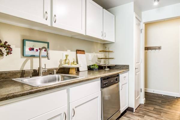 $2,848 / 2br - 1010ft2 - Pisos de Estilo Madera, Balcón Privado, 2 dormitorios 2 baños (1501 145th Pl SE, Bellevue, WA)63688567579521122
