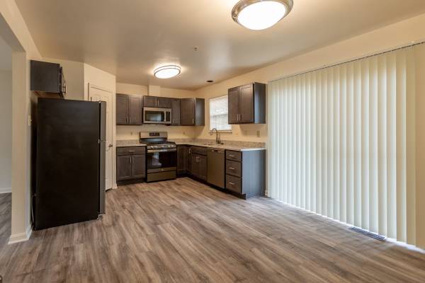 Cable Ready, Central Air Conditioning, Pet Friendly 1
