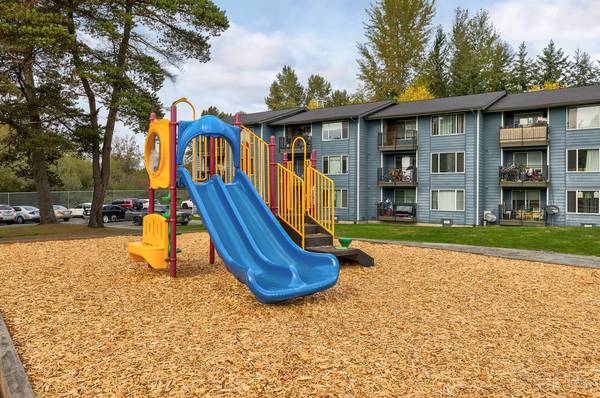 $2,020 / 2br - 1050ft2 - Se permite fumar en las instalaciones, Área para barbacoa / picnic, Espacio de almacenamiento (19800 50th Ave W, Lynnwood, WA)63850637581443124