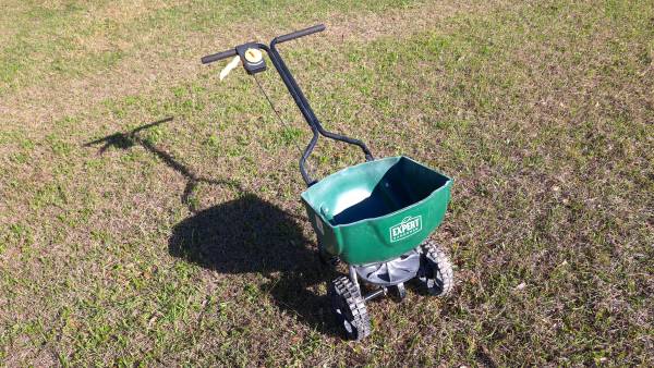 Small Expert Gardener Lawn Spreader 1