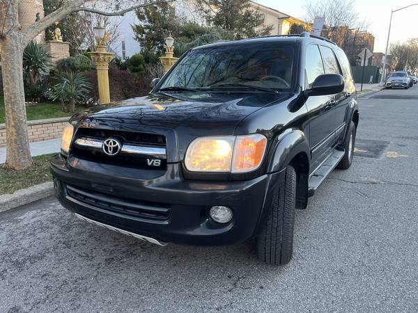 2005 Toyota Sequoia SR5 4x4 v8 - $2,000 (COLLEGE POINT)63614395310977120