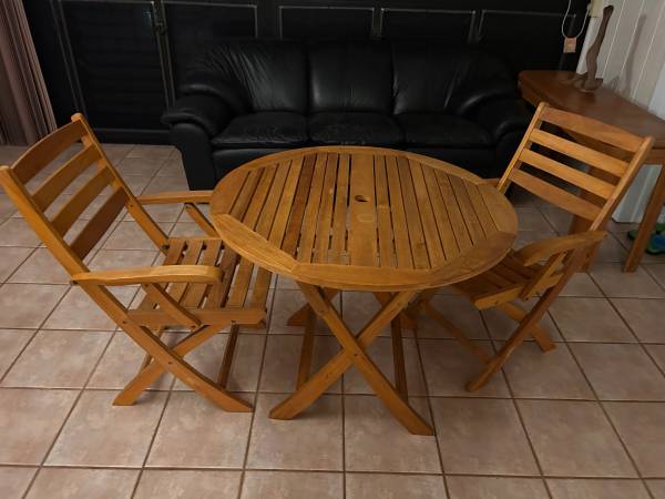 Lanai Table and 2 Chairs 1