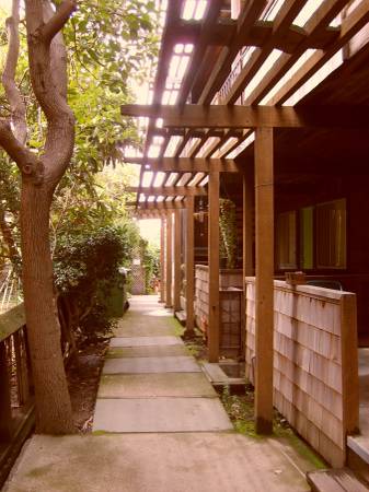 A Beautiful 1-bedroom, 1-bath apartment in a great location. 1