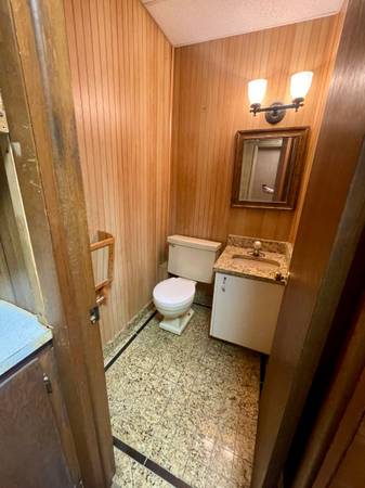 $700 / 1br - 1200ft2 - Office w/Shop Area for Rent (Shawnee)63670520181889124