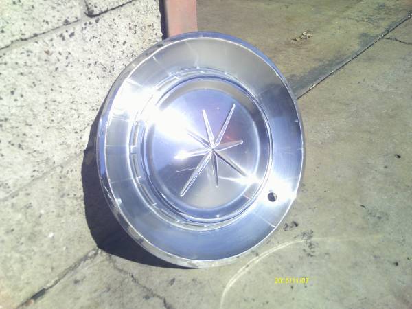 1960 lincoln wheel cover  (phone call please) 1
