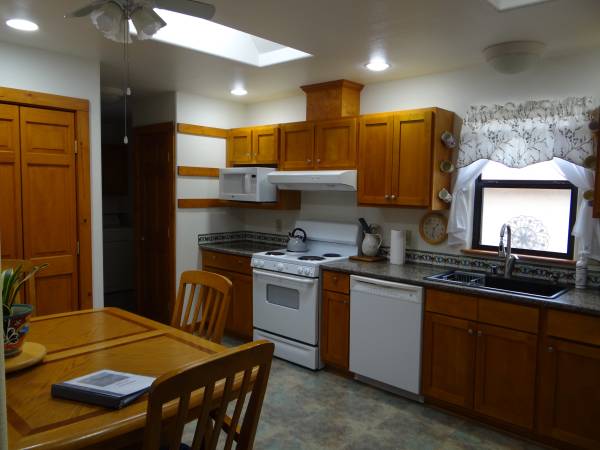 $1,450 / 2br - 1200ft2 - Lovely private Home for rent- Quiet neighborhood! (Watson Lane)63687932555393122