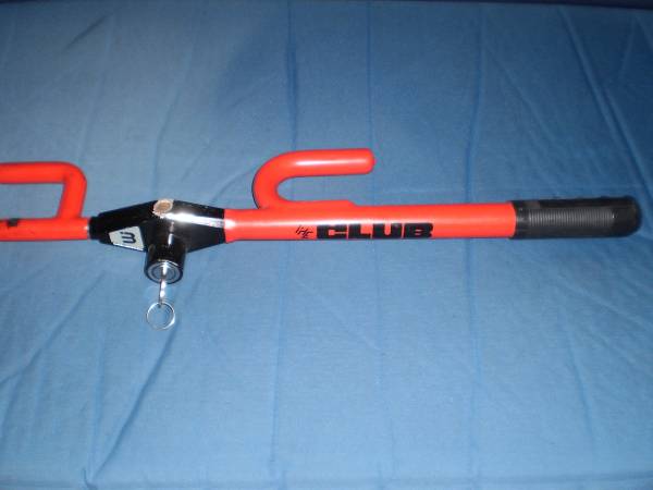 The Club Automotive Steering-Wheel Lock with 2 keys 1