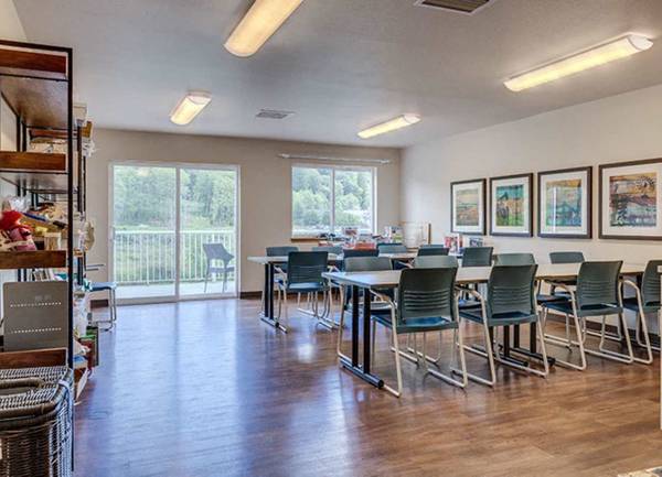 $1,646 / 1hab - Sala de ejercicios, alfombra de pared a pared, sala social (625 Stillaguamish Ave, Arlington, WA)63814684350209121
