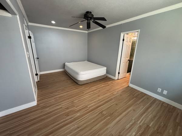 $1,500 / 4br - 185ft2 - Large 1BR / 1BA available in house (Hawthorne)63701148621057123