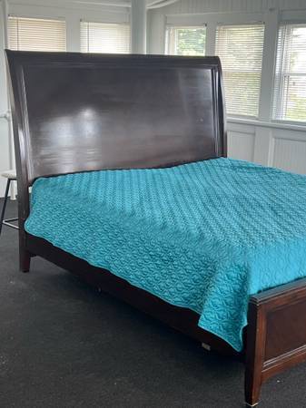 $570 Bright and airy bedroom with private bath available (Hayward)63668061541763121