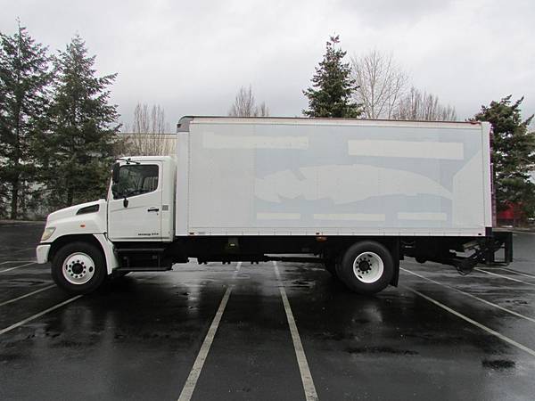 2011 Hino 268 Camión tipo caja de 20 pies, NO se necesita CDL, funciona y conduce excelente, con plataforma elevadora - $14995.0063623442054659123