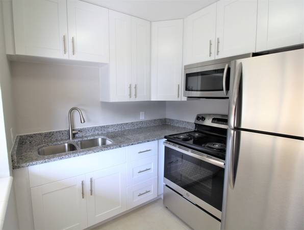 $1,400 / 1br - MOVE IN SPECIAL! First Floor, 1/1 Condo off of Bee Ridge Road! (Sarasota)63791080741507120