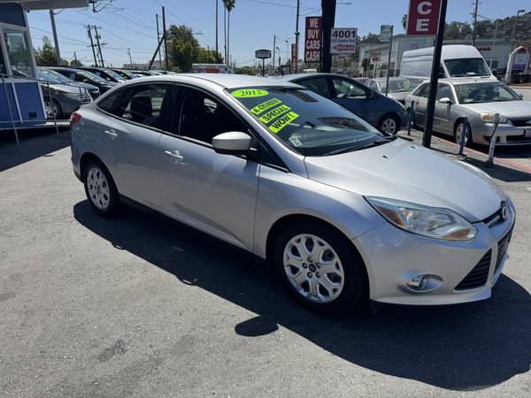 2012 FORD FOCUS SE. TÍTULO LIMPIO, PASE DE SMOG, ¡SOLO 40K MILLAS! FUNCIONA EXCELENTE - $7,999 (san mateo)63624172744705121