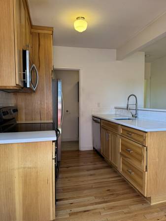 $650 / 1br - Welcome To the Barn! Montavilla One Bedroom in unique plex (Montavilla)63914854075906122