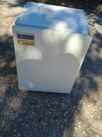 GE mini fridge 1