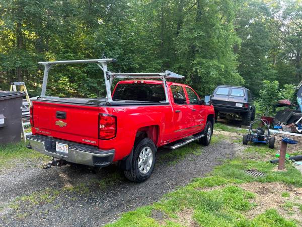 2016 Chevy Silverado 2500hd cabina doble - $28,000 (Holliston)63615437351043123