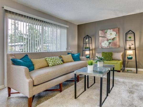 $2,220 / 2br - 1050ft2 - Planos espaciosos de uno y dos dormitorios, piscina (Crossroads Bellevue)63874303596163124