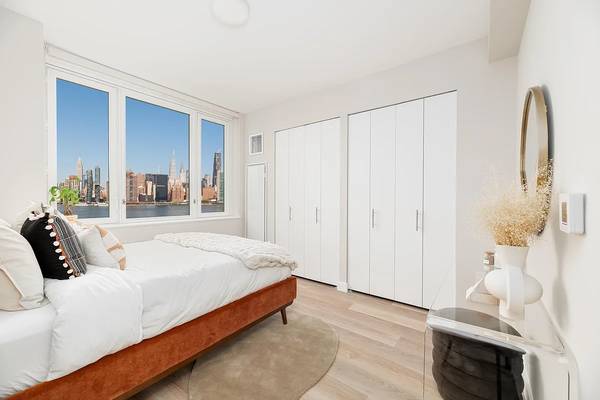 $6,400 / 3br - 1 Stop from Midtown Manhattan! Conv 3 Bed 2 Bath with city views! (Long Island City)63788384800515123