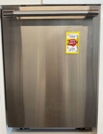 Thermador Professional Emerald 24" Stainless Steel Built In Dishwasher 1
