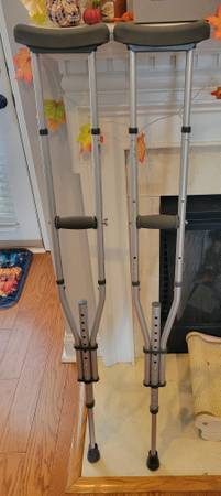 Adjustable Aluminum Crutches 1