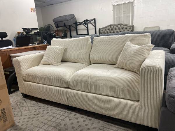 New 77x34 corduory couch / free delivery 1