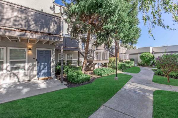 $2,300 / 1br - 670ft2 - Easy Access to Freeways, Bark Park, Vertical Blinds (concord / pleasant hill / martinez)63933766386434121