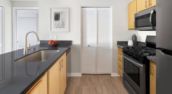 $1,764 / 1br - 906ft2 - Custom Cabinetry, Ceiling Fans, Free RENT!!!!64021481339265122