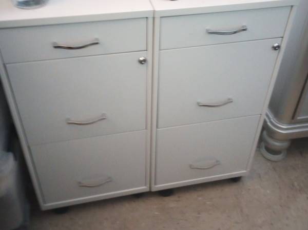 JUST  ONE  FILING  CABINET  WITH  SMALL  DRAWER  A  KEY   WHITE 1