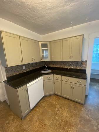 $3,000 / 2br - Top floor in 2 family house on quiet st. Porch, Parking, W+D. Av. NOW! (Watertown - East)63828337156995124