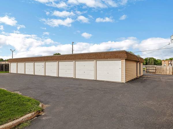 $1,595 / 3br - 1030ft2 - 3BR Apartment – Room for Family & Fall Fun (6640 North Humboldt Avenue, Minneapolis, MN)63868815076609123