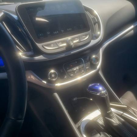 2017 Chevy Volt - Blanco - 74k millas - Muy bueno - $11,999 (Glendale, Pasadena, Valle de San Gabriel)63615999718531124
