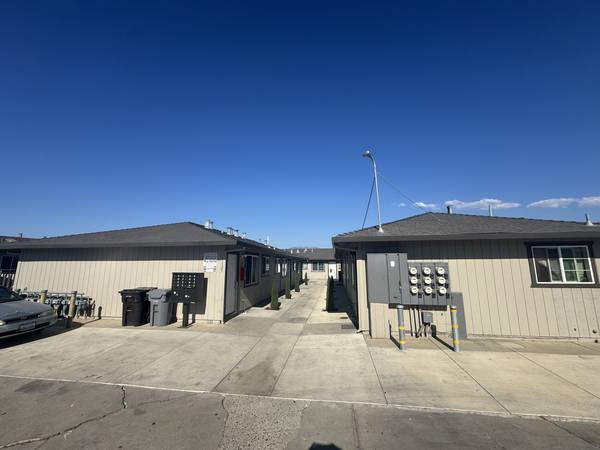 $2,300 / 2br - 800ft2 - 1123-B Del Monte Ave (Salinas)64054765283459121