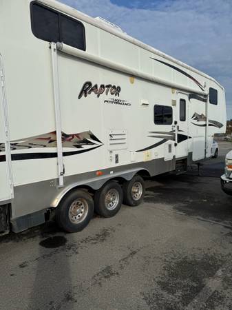 2006 RAPTOR  36ft  twoslide outs toy hauler 1