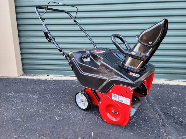 MINT Yard  Machines Gas 4 Cycle (no mixing oil) Snow Blower RUNS GREAT 1