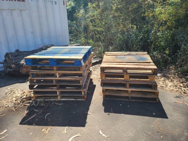 CURB ALERT! MANY FREE WOODEN PALLETS 1