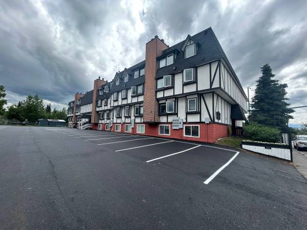 $1,390 / 2br - 900ft2 - Off Street Parking, Range, Laundry Facilities (303 E 15th Ave, Anchorage, AK)64014173289090120
