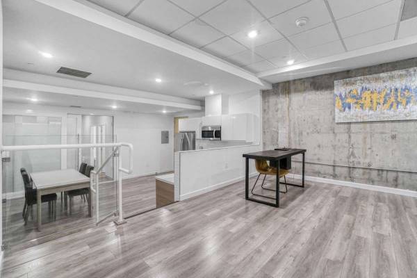 $3,495 / 1br - 764ft2 - Pisos de madera dura, centro de fitness de última generación, armarios grandes (111 N Louise St, Glendale, CA)63876485806851124