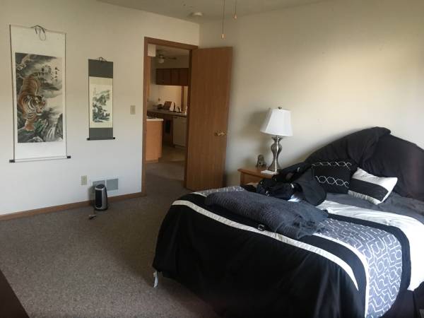 $1,450 / 2br - 01400ft2 - Available 10/10/2025 spotless 2 bed/2 bath (NE Rockford)63981969508739124
