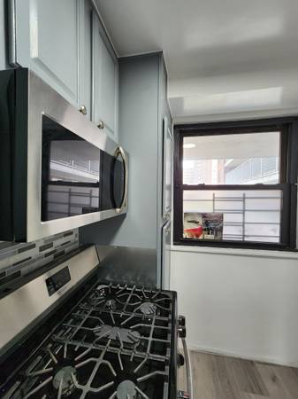 $2,600 / 1br - 1 bedoom with balcony ALL UTILITIES IN new apartment doorman building (REGO PARK)63912046632835121