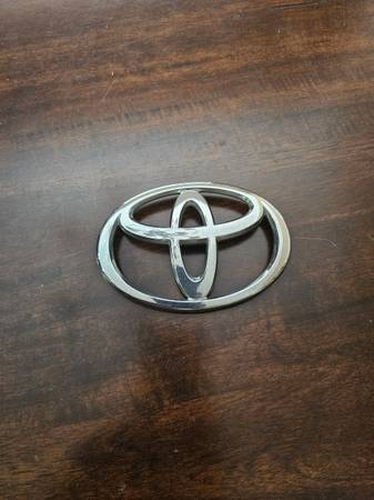 2004-2006 Toyota Solara Grill emblem 1