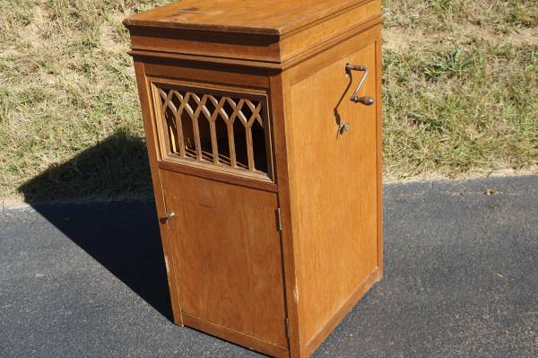 Old Vintage Starr Phonograph 1