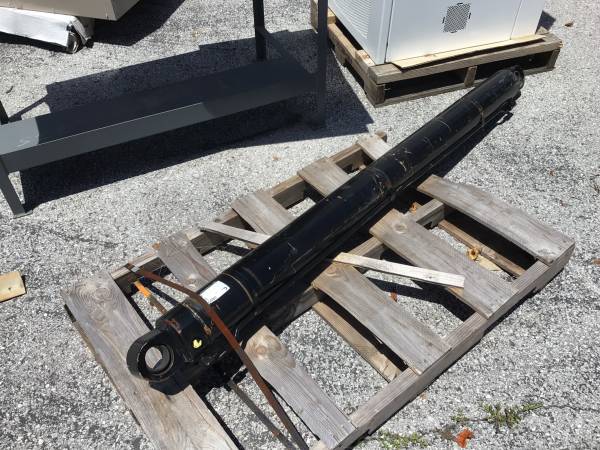 New Manitou Hydraulic Cylinder 1