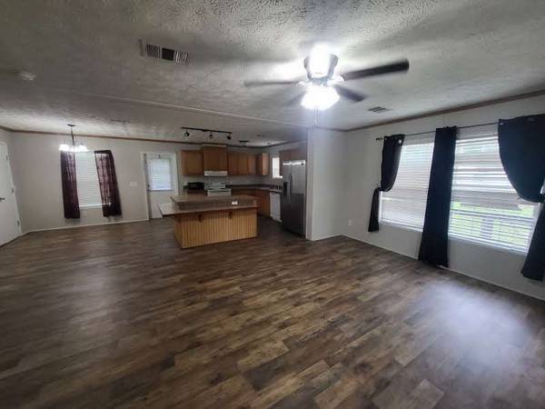 $1,400 / 2br - Charming 2 Bed, 2 Bath .  Just 3 Miles from WEC! (Ocala)63861743899139121