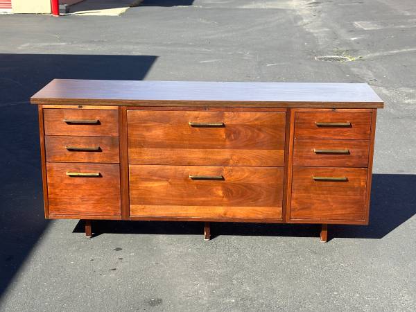 WALNUT FINISH - DRESSER - $400 (modesto)63471027653249121
