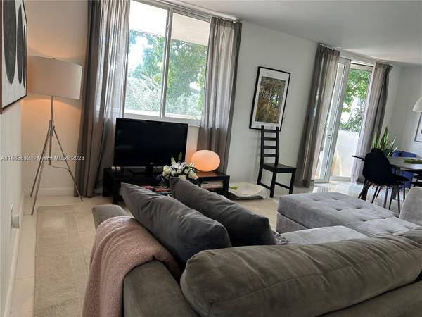 $3,100 / 2br - 950ft2 - Truly Lovely 2bd With Modern Finishes and Close to the Beach! (Altos Del Mar - Surfside)64001847078273124