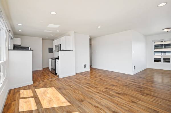 $3,450 / 2br - 975ft2 - Amazing 2 Bedroom Apartment W/Rooftop Deck ON LAKE WASHINGTON (Madison Park)63838111018627123