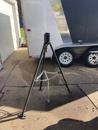 Stabilizer jack for a 5 th wheel camper 1